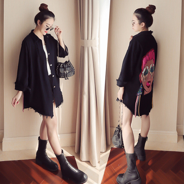 Дамско ежедневно яке с интгересна апликация на гърба 