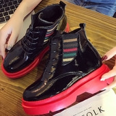 Γυναικείες μπότες με ανθεκτική σόλα σε δύο χρώματα