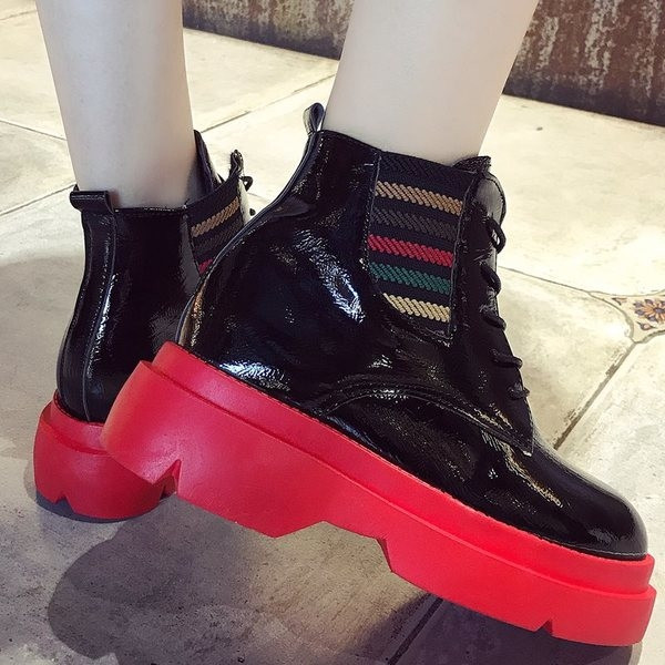 Γυναικείες μπότες με ανθεκτική σόλα σε δύο χρώματα