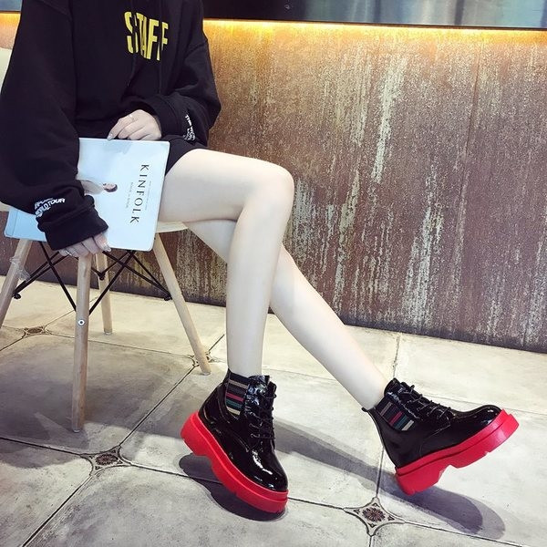 Γυναικείες μπότες με ανθεκτική σόλα σε δύο χρώματα