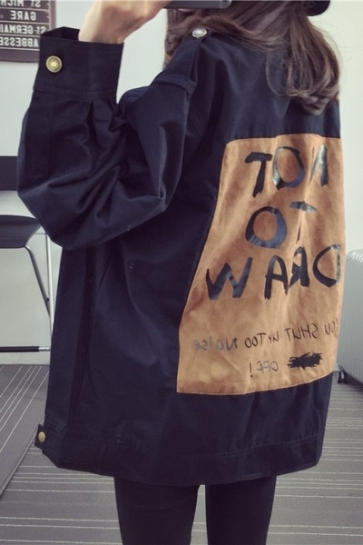 Дамско спортно-елегантно яке с надпис на гърба и метални декоративни халки в няколко цвята