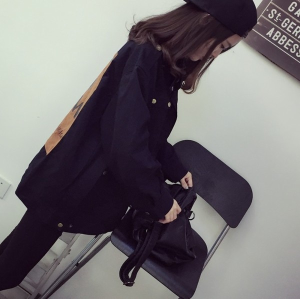 Дамско спортно-елегантно яке с надпис на гърба и метални декоративни халки в няколко цвята