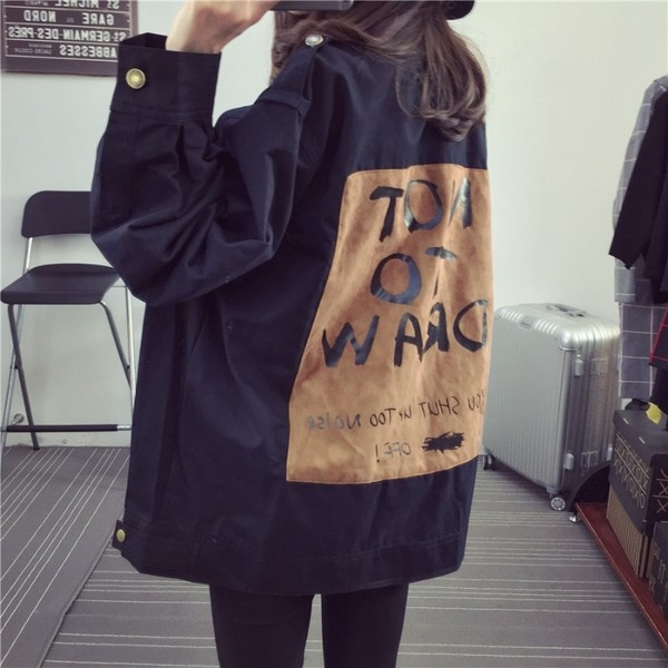 Дамско спортно-елегантно яке с надпис на гърба и метални декоративни халки в няколко цвята