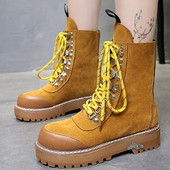 Γυναικείες μπότες χειμωνιάτικες με μια σκληρή, ανθεκτική σόλα σε δύο χρώματα