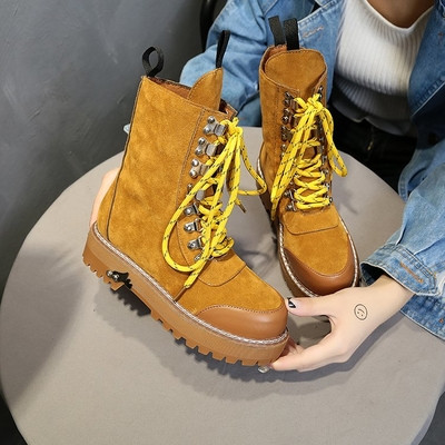 Γυναικείες μπότες χειμωνιάτικες με μια σκληρή, ανθεκτική σόλα σε δύο χρώματα