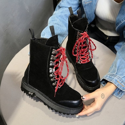 Γυναικείες μπότες χειμωνιάτικες με μια σκληρή, ανθεκτική σόλα σε δύο χρώματα