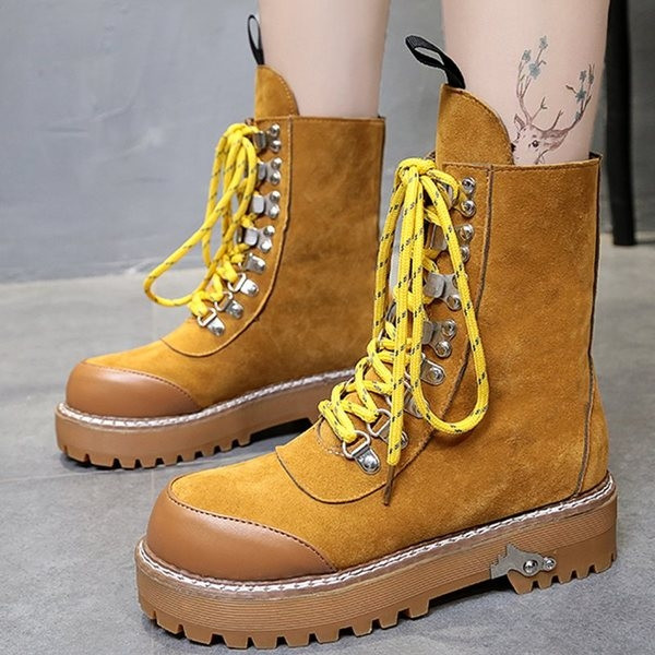 Γυναικείες μπότες χειμωνιάτικες με μια σκληρή, ανθεκτική σόλα σε δύο χρώματα