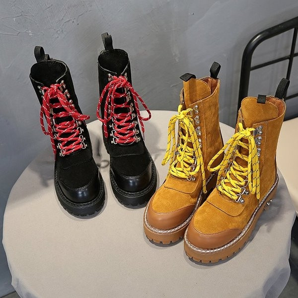 Γυναικείες μπότες χειμωνιάτικες με μια σκληρή, ανθεκτική σόλα σε δύο χρώματα