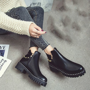 Κομψές γυναικείες δερμάτινες μπότες με μεταλλικό αφέψημα