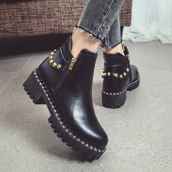 Κομψές γυναικείες δερμάτινες μπότες με μεταλλικό αφέψημα