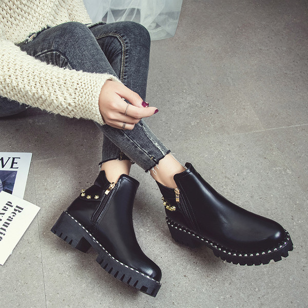 Κομψές γυναικείες δερμάτινες μπότες με μεταλλικό αφέψημα