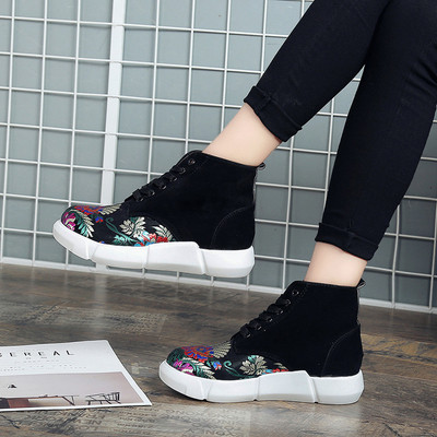 Κομψές κυρίες κάλτσες με floral διακόσμηση