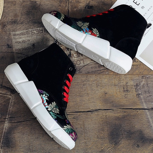 Κομψές κυρίες κάλτσες με floral διακόσμηση