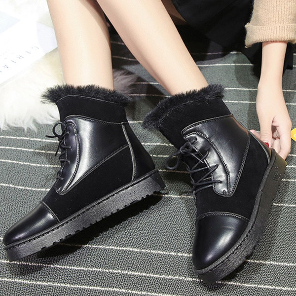 Стилни дамски боти на равна подметка с пух в два цвята