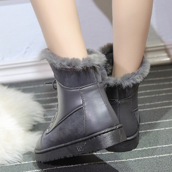 Стилни дамски боти на равна подметка с пух в два цвята