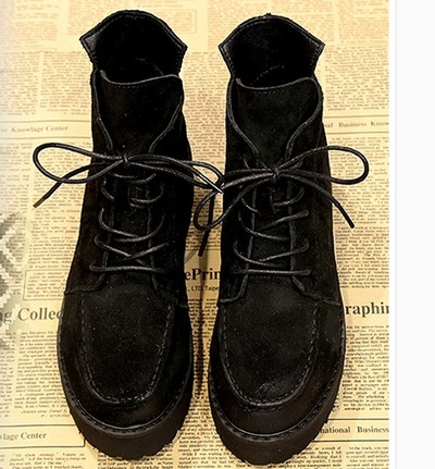 Καθημερινές γυναικέιες μπότες ρετρό στυλ και σε δύο μοντέλα