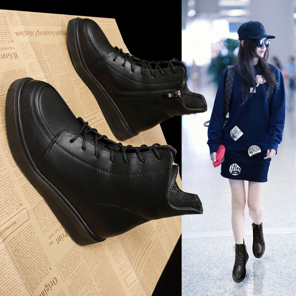 Σπορ-κομψές κυρίες μπότες με επίπεδη φούστα από δέρμα