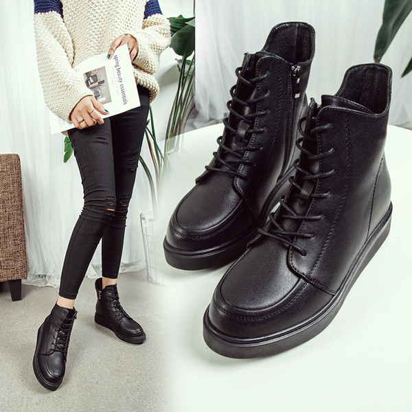 Σπορ-κομψές κυρίες μπότες με επίπεδη φούστα από δέρμα