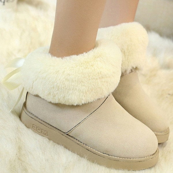 Стилни дамски боти с връзки и пух