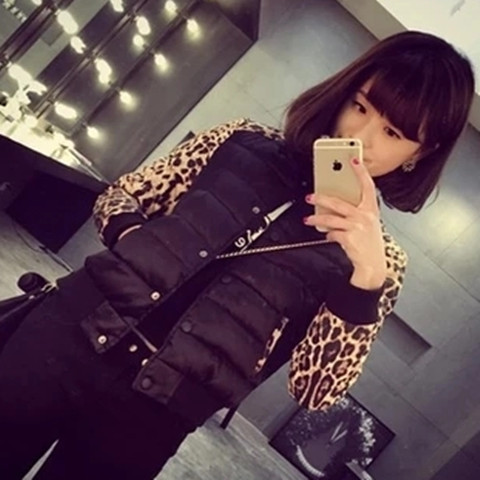 Φουλάρι φθινοπωρινό-χειμωνιάτικο γυναικείο με κολάρο σε σχήμα O και λουλουδάτο μανίκι σε μαύρο και άσπρο