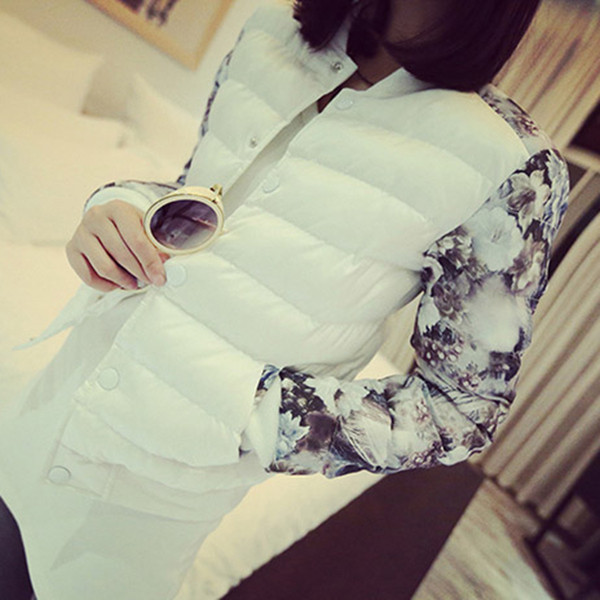 Φουλάρι φθινοπωρινό-χειμωνιάτικο γυναικείο με κολάρο σε σχήμα O και λουλουδάτο μανίκι σε μαύρο και άσπρο