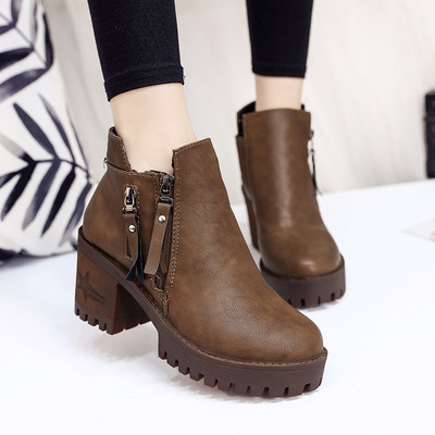 Κομψές κυρίες μπότες με χοντρά πέλματα και χοντρό ρεύμα