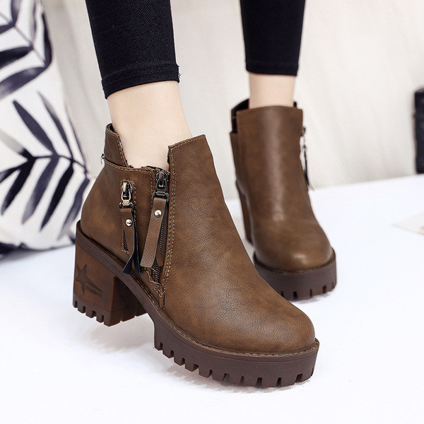 Κομψές κυρίες μπότες με χοντρά πέλματα και χοντρό ρεύμα