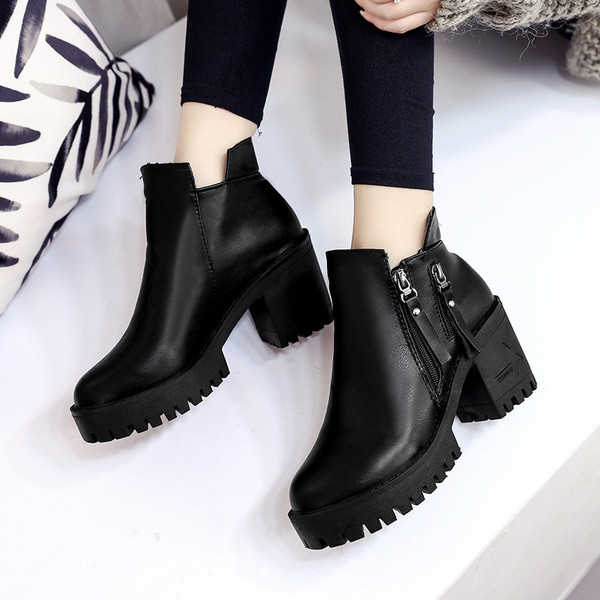 Κομψές κυρίες μπότες με χοντρά πέλματα και χοντρό ρεύμα