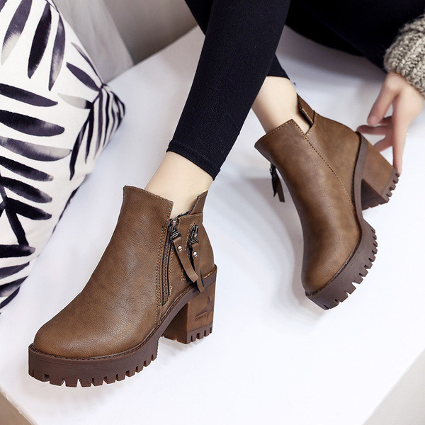 Κομψές κυρίες μπότες με χοντρά πέλματα και χοντρό ρεύμα