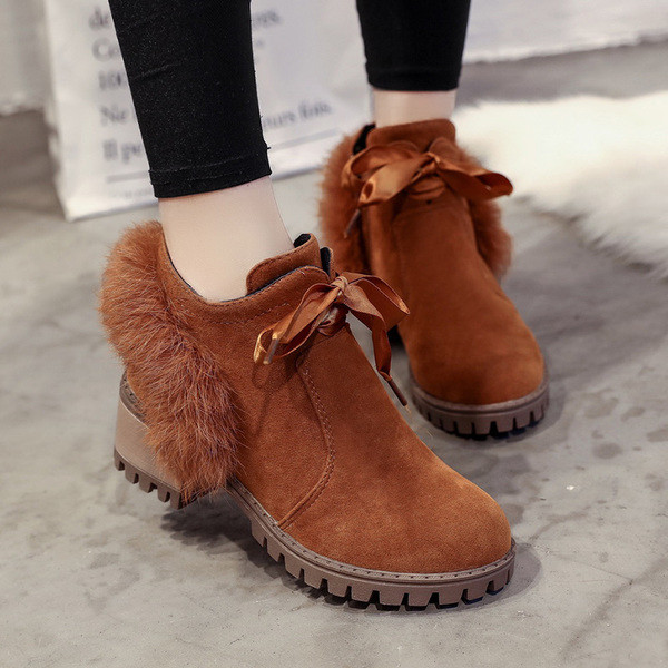 Стилни дамски боти, подходящи за ежедневие с пух в ретро стил