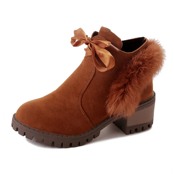 Стилни дамски боти, подходящи за ежедневие с пух в ретро стил