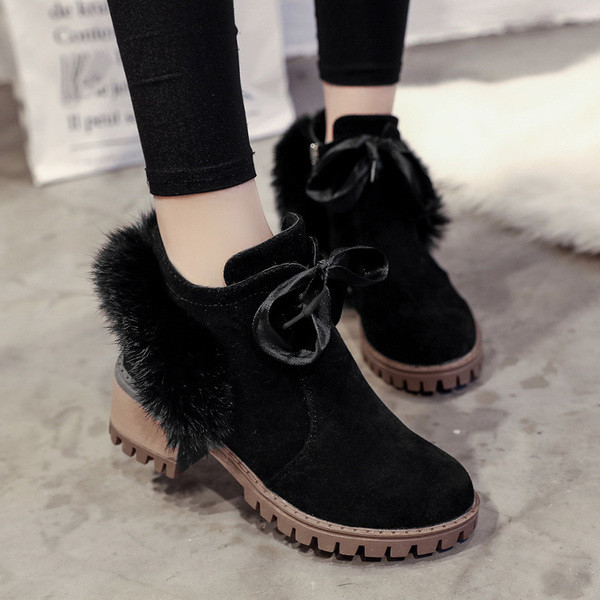 Стилни дамски боти, подходящи за ежедневие с пух в ретро стил