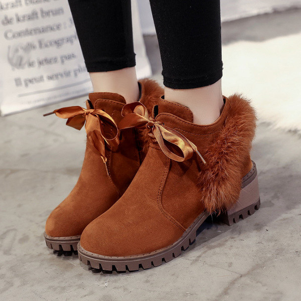 Стилни дамски боти, подходящи за ежедневие с пух в ретро стил