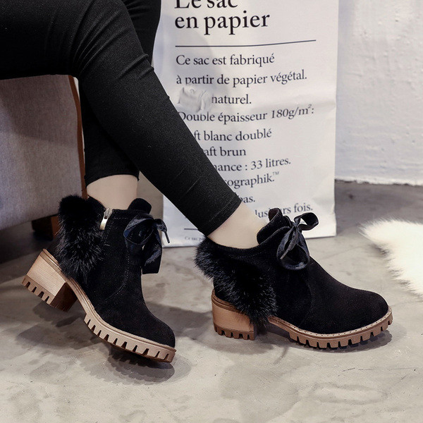 Стилни дамски боти, подходящи за ежедневие с пух в ретро стил