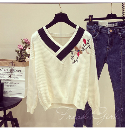 Дамски зимен пуловер с V-образно деколте и флорална бродерия в три цвята