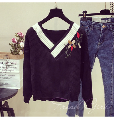 Дамски зимен пуловер с V-образно деколте и флорална бродерия в три цвята