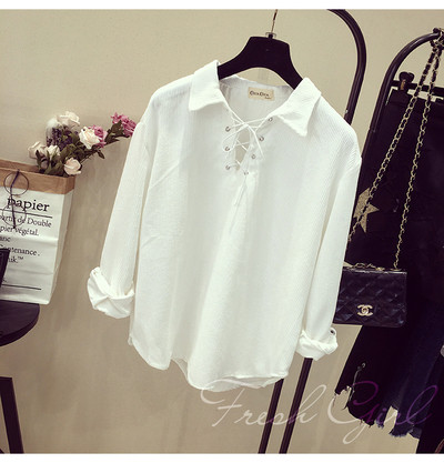 Спортно-елегантен пуловер с връзки в бял и розов цвят