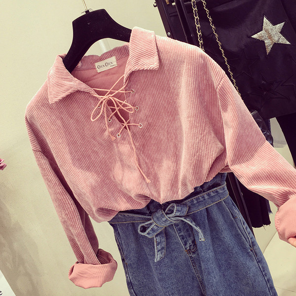 Спортно-елегантен пуловер с връзки в бял и розов цвят