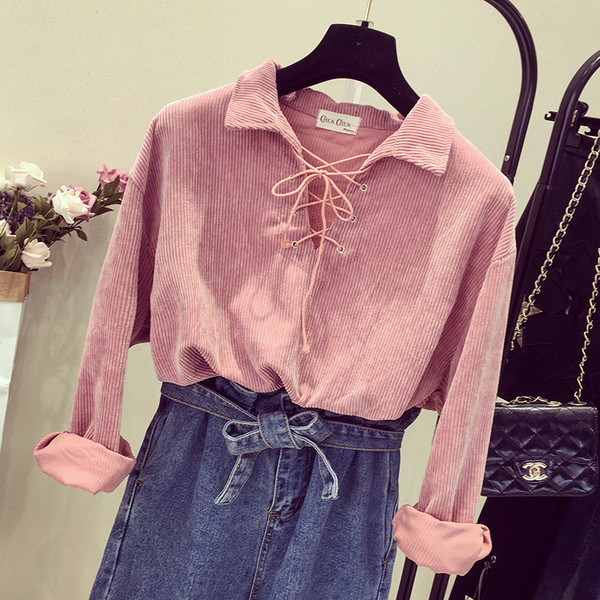 Спортно-елегантен пуловер с връзки в бял и розов цвят