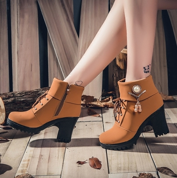 Дамски ретро боти в два цвята на ток