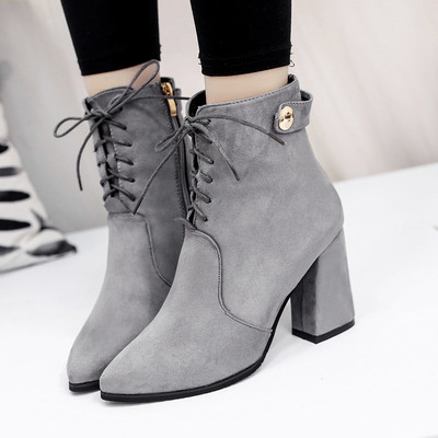 Κομψές κυρίες μπότες - αιχμηρές και τρέχουσες σε δύο σχέδια και διάφορα χρώματα