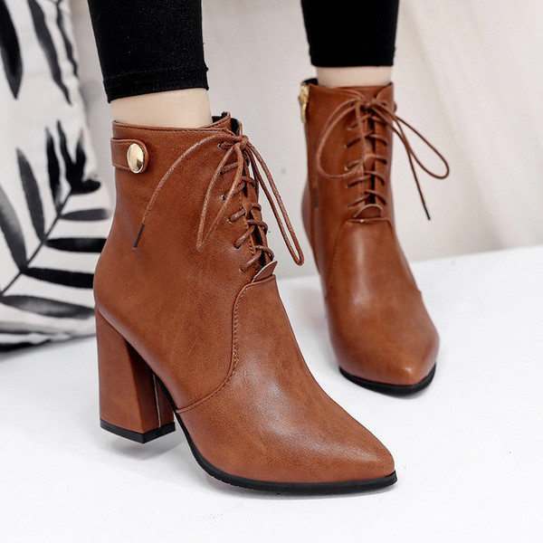 Κομψές κυρίες μπότες - αιχμηρές και τρέχουσες σε δύο σχέδια και διάφορα χρώματα