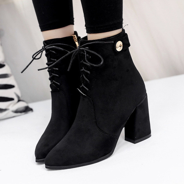 Κομψές κυρίες μπότες - αιχμηρές και τρέχουσες σε δύο σχέδια και διάφορα χρώματα