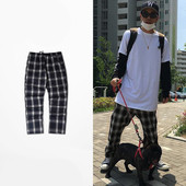 Προπορεύονται παντελόνια ανδρών σε δύο χρώματα