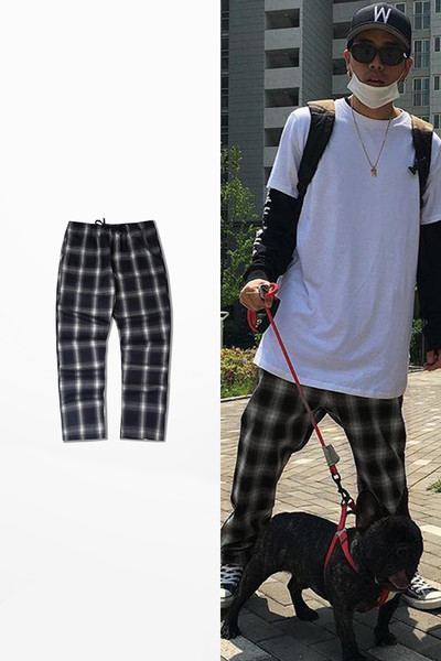 Προπορεύονται παντελόνια ανδρών σε δύο χρώματα