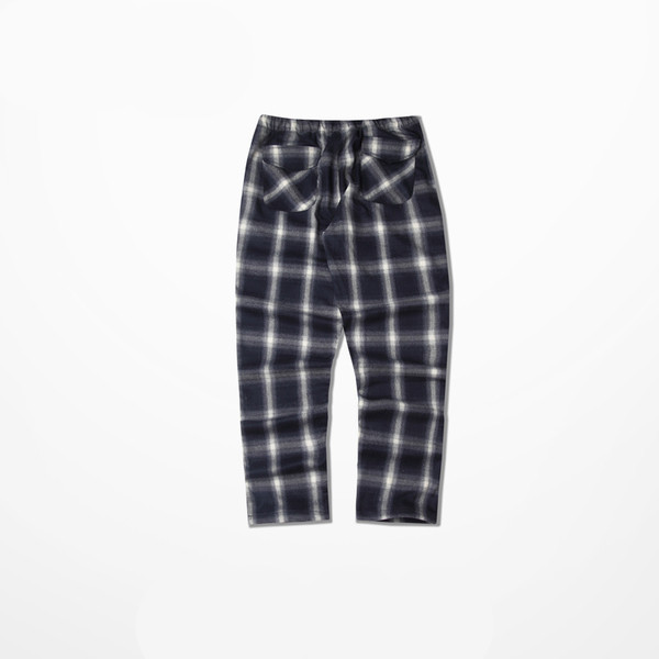 Προπορεύονται παντελόνια ανδρών σε δύο χρώματα