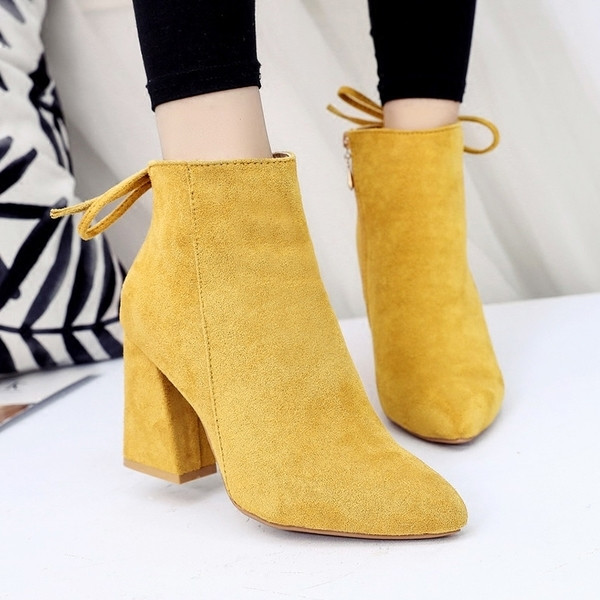 Κομψές κυρίες μπότες - αιχμηρές, ελαστικές πηγούνι