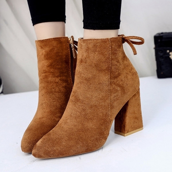 Κομψές κυρίες μπότες - αιχμηρές, ελαστικές πηγούνι