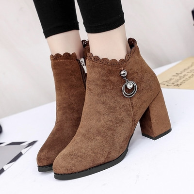 Σύγχρονες γυναικείες μπότες από οικολογικό σουέτ με διακόσμηση δαντέλας με τακούνι