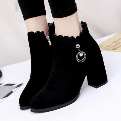 Σύγχρονες γυναικείες μπότες από οικολογικό σουέτ με διακόσμηση δαντέλας με τακούνι